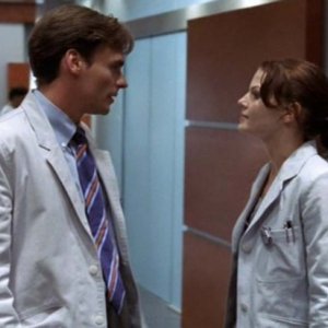 Dr House: Medical division, prima stagione - Wilson (Robert Sean Leonard) e Cameron (Jennifer Morrison) discutono in una scena dell'episodio 'Maternity'