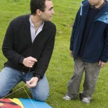 Ali Danish Bakhtyari con Khalid Abdalla in una scena de Il cacciatore di aquiloni