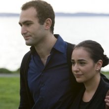 Atossa Leoni e Khalid Abdalla in una scena de Il cacciatore di aquiloni