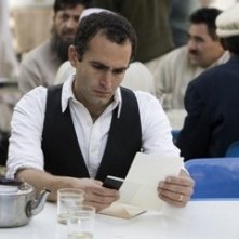 Khalid Abdalla in una scena de Il cacciatore di aquiloni