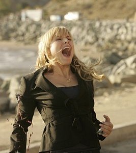 Heroes Volume II - Episodio 9: Elle (Kristen Bell) colpita al braccio