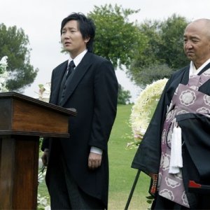 Heroes Volume II - Episodio 9: Hiro (Masi Oka) al funerale di suo padre, Kaito (George Takei)