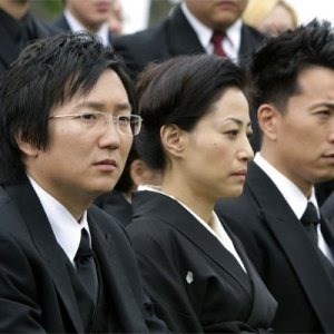 Heroes Volume II - Episodio 9: Hiro (Masi Oka) e Ando (James Kyson Lee) al funerale di Kaito Nakamura (George Takei)
