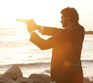 Heroes Volume II - Episodio 9: Mohinder (Sendhil Ramamurthy) mira con la pistola