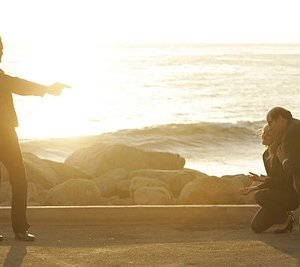 Heroes Volume II - Episodio 9: Noah (Jack Coleman) tiene sotto tiro Bob (Stephen Tobolowsky) ed Elle (Kristen Bell) 