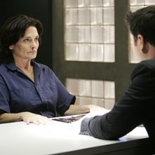 Heroes Volume II - Episodio 9: Parkman (Greg Grunberg) interroga Angela Petrelli (Cristine Rose)