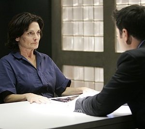 Heroes Volume II - Episodio 9: Parkman (Greg Grunberg) interroga Angela Petrelli (Cristine Rose)