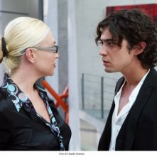 Paola Barale e Riccardo Scamarcio in un'immagine del film Colpo d'occhio