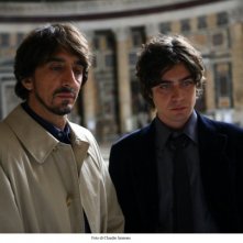 Riccardo Scamarcio con Sergio Rubini in un'immagine del film Colpo d'occhio