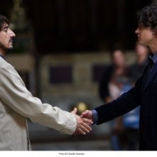 Stretta di mano tra Riccardo Scamarcio e Sergio Rubini in un'immagine del film Colpo d'occhio diretto dallo stesso Rubini