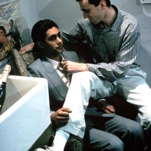 Gordon Warnecke e Daniel Day-Lewis in una scena di My Beautiful Laundrette