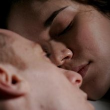 Elio Germano (di spalle) in sequenza del film Nessuna qualità agli eroi