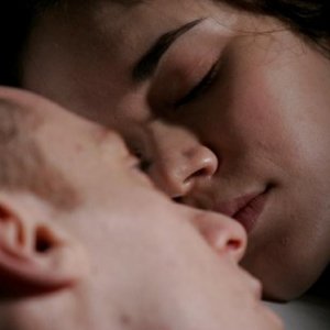 Elio Germano (di spalle) in sequenza del film Nessuna qualità agli eroi