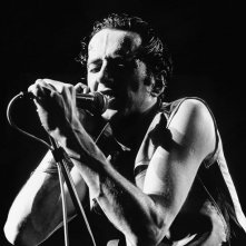 Strummer in un immagine del documentario 'Joe Strummer: il futuro non è scritto'