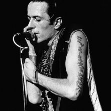 Joe Strummer in un immagine del film 'Joe Strummer: il futuro non è scritto'