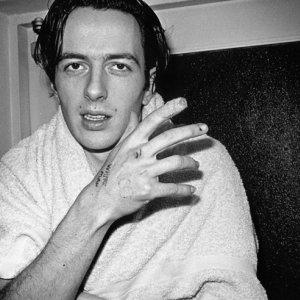 Joe Strummer in una foto del documentario 'Joe Strummer: il futuro non è scritto' (2007)