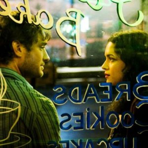Jude Law e Norah Jones in una scena del film Un bacio romantico