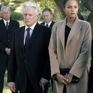 Bruce Davison e Sydney Tamilia Poitier in una scena di Knight Rider