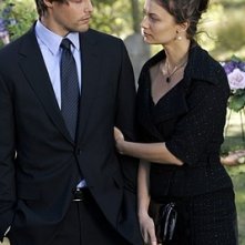 Justin Bruening e Deanna Russo in una scena di Knight Rider