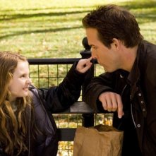 Abigail Breslin e Ryan Reynolds in una scena di Certamente, forse