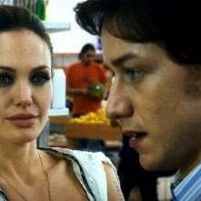 Angelina Jolie e James McAvoy in una scena di Wanted
