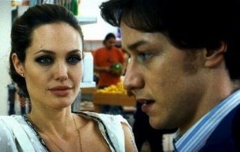 Angelina Jolie e James McAvoy in una scena di Wanted