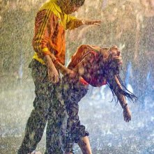 Briana Evigan e Robert Hoffman ballano sotto la pioggia in una scena di Step Up 2