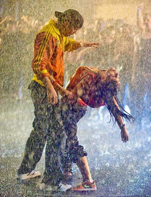 Briana Evigan e Robert Hoffman ballano sotto la pioggia in una scena di Step Up 2