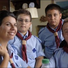 Carlo Verdone e Geppi Cucciari con l'intera famiglia boy scout in Grande, grosso e... Verdone