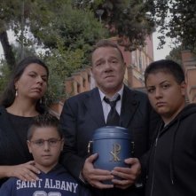 Carlo Verdone, Geppi Cucciari e famiglia ad un funerale in Grande, grosso e... Verdone