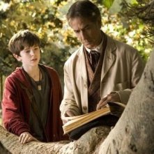 David Strathairn e Freddie Highmore in una scena de Le cronache di Spiderwick