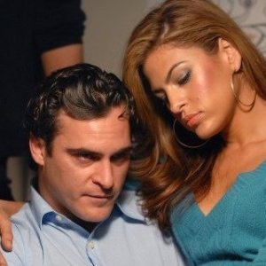 Eva Mendes abbraccia Joaquin Phoenix in una scena de I padroni della notte