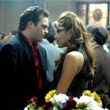 Eva Mendes e Joaquin Phoenix in una scena de I padroni della notte
