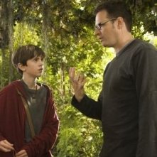 Freddie Highmore e il regista Mark Waters sul set de Le cronache di Spiderwick