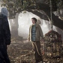 Freddie Highmore in una spaventosa scena de Le cronache di Spiderwick