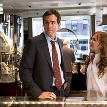 Isla Fisher e Ryan Reynolds in una scena di Certamente, forse