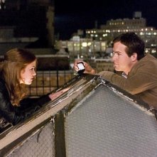 Isla Fisher e Ryan Reynolds in una sequenza di Certamente, forse