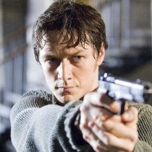 James McAvoy in una scena d'azione di Wanted