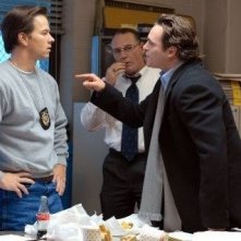 Joaquin Phoenix con Mark Wahlberg in una sequenza de I padroni della notte