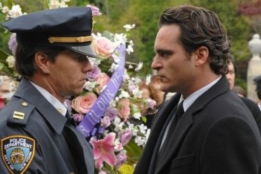 Joaquin Phoenix e Mark Wahlberg in una scena de I padroni della notte