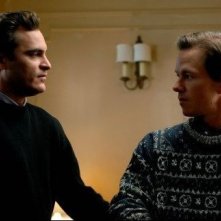 Joaquin Phoenix e Mark Wahlberg in una sequenza de I padroni della notte