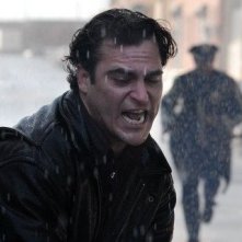 Joaquin Phoenix in una drammatica sequenza de I padroni della notte