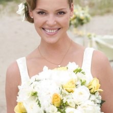 Katherine Heigl in bianco in una scena del film 27 volte in bianco