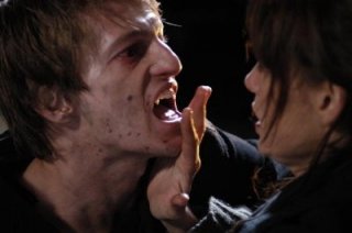 Leo Gregory e Saffron Burrows in una scena di Perfect Creature