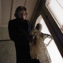 Leo Gregory in una inquietante scena di Perfect Creature