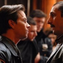 Mark Wahlberg e Alex Veadov in una sequenza de I padroni della notte