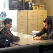 Mark Wahlberg e Joaquin Phoenix in una scena de I padroni della notte