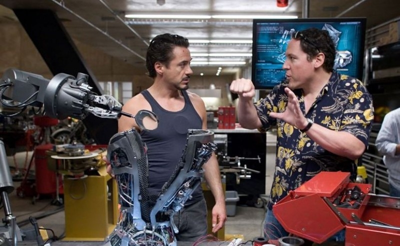 Robert Downey Jr. com o diretor Jon Favreau no set de Homem de Ferro