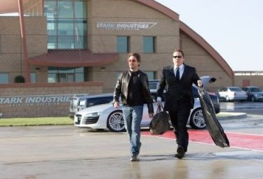 Robert Downey Jr. e Jon Favreau in una scena di Iron Man