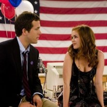 Ryan Reynolds con Isla Fisher in una scena di Certamente, forse